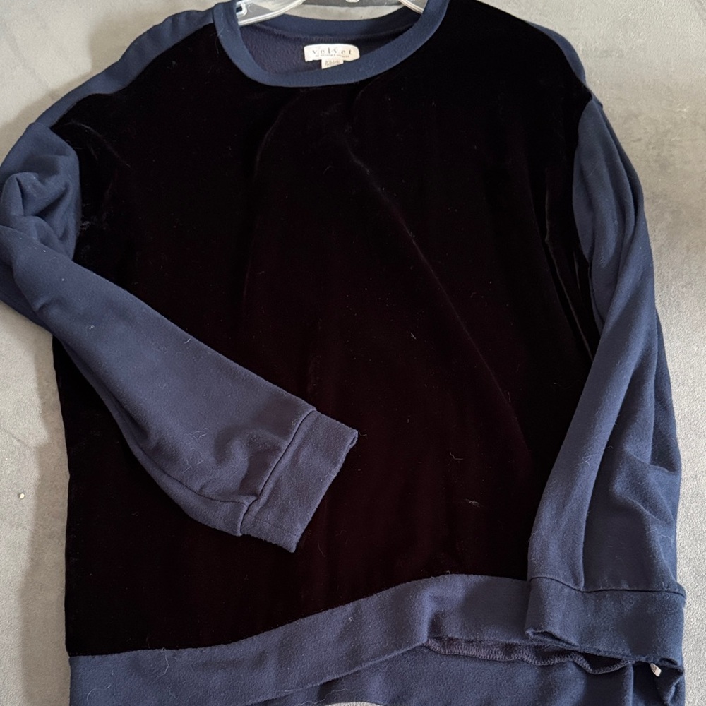Velvet by Graham and Spencer  Crewneck Sweater -navy. Small